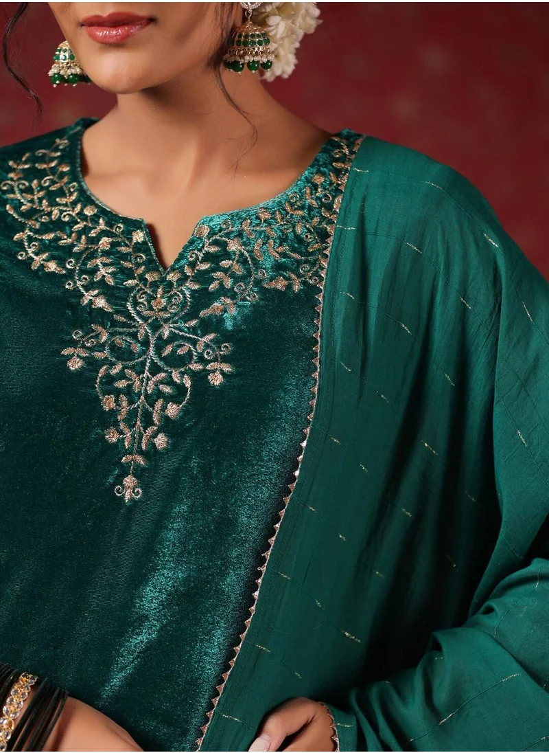 آي شين Straight Fit Embroidered Pattern Round Neck Three-Quarter Sleeves Teal Colour Knitted Cotton Kurta Set for Women with Semi Elastic Closure - A Statement Piece for Every Look