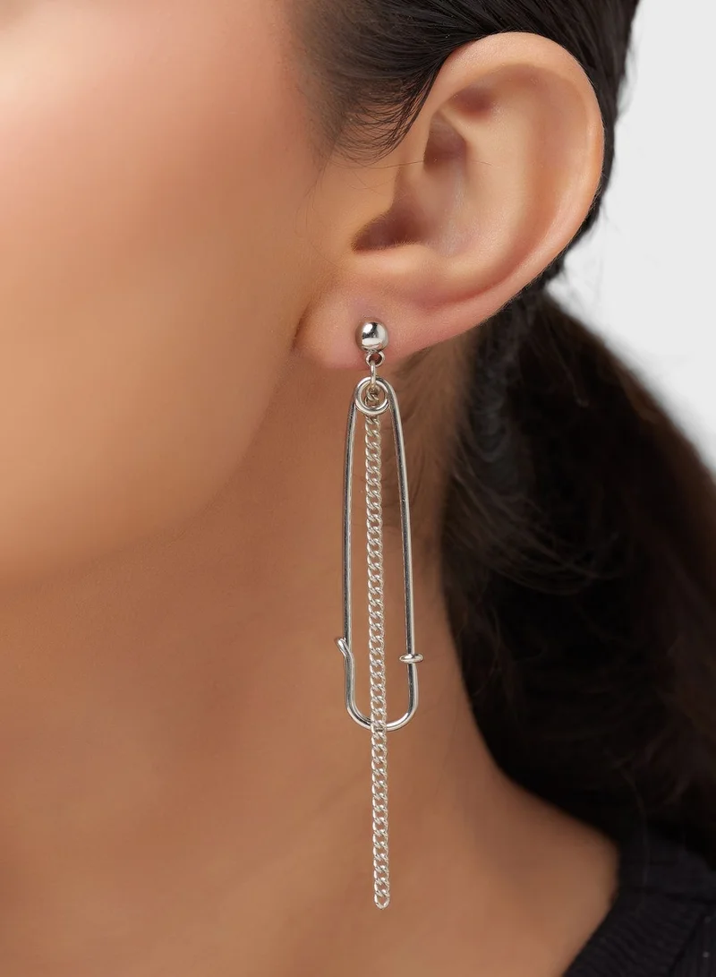 جينجر Safety Pin Drop Earrings