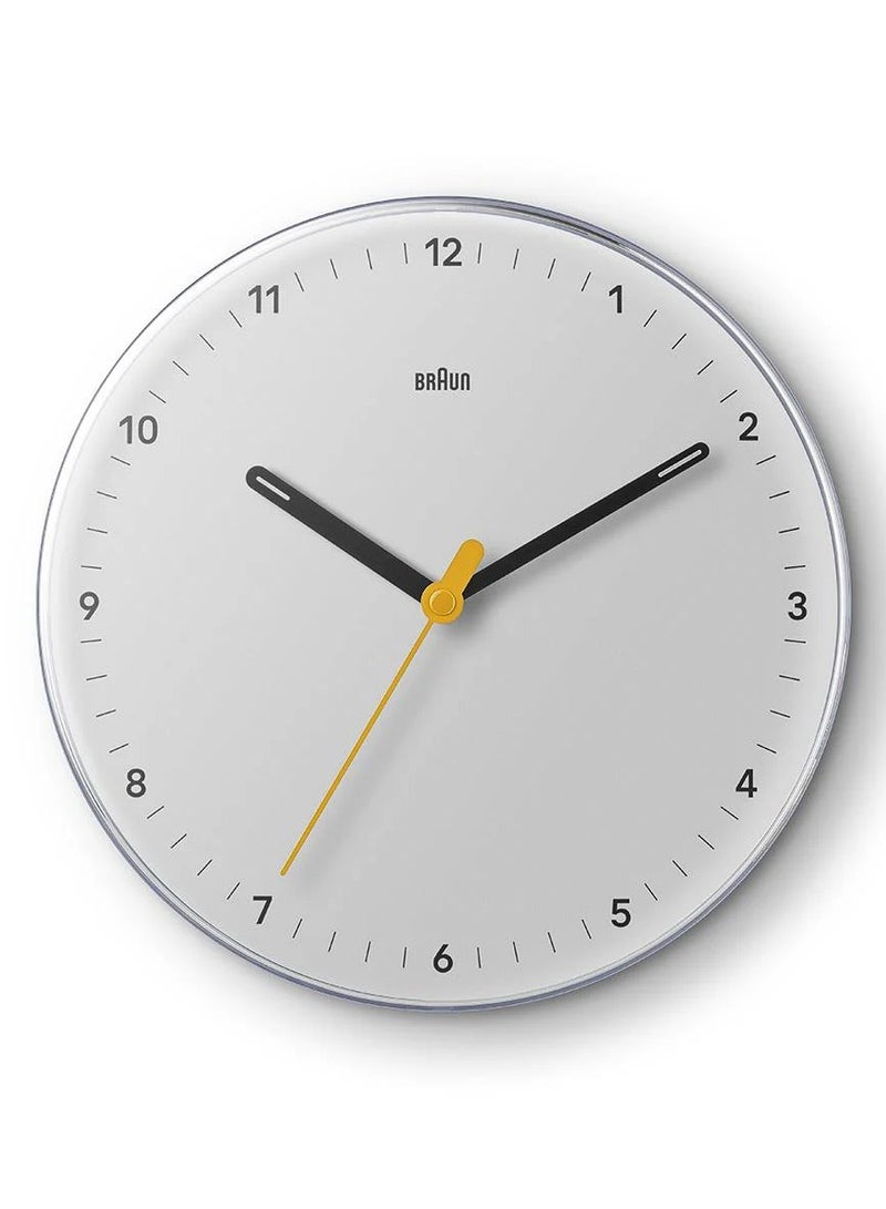 ساعة حائط براون الكلاسيكية التناظرية مع حركة كوارتز صامتة، سهلة القراءة، قطر 23 سم، باللون الأبيض، موديل BC26W.