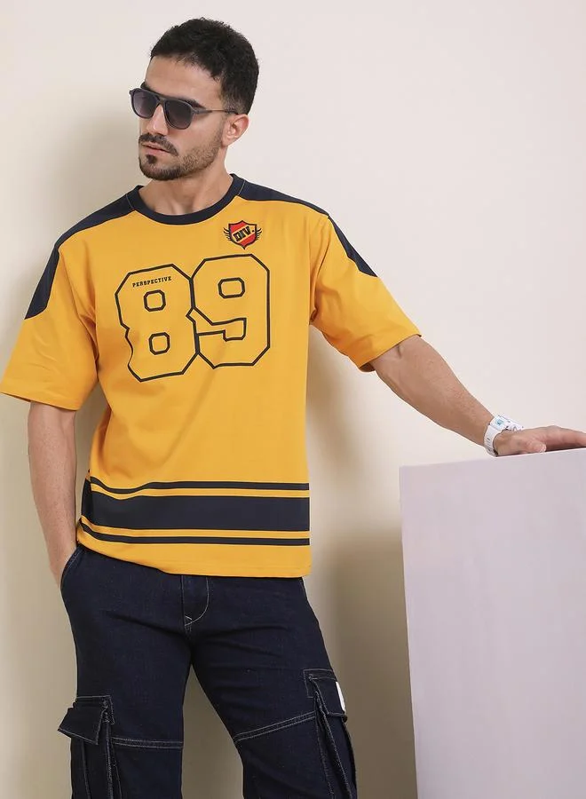 ديفيرينس أوف أوبينيون تيشيرت مطبع بأكمام قصيرة وقصة واسعة للرجال