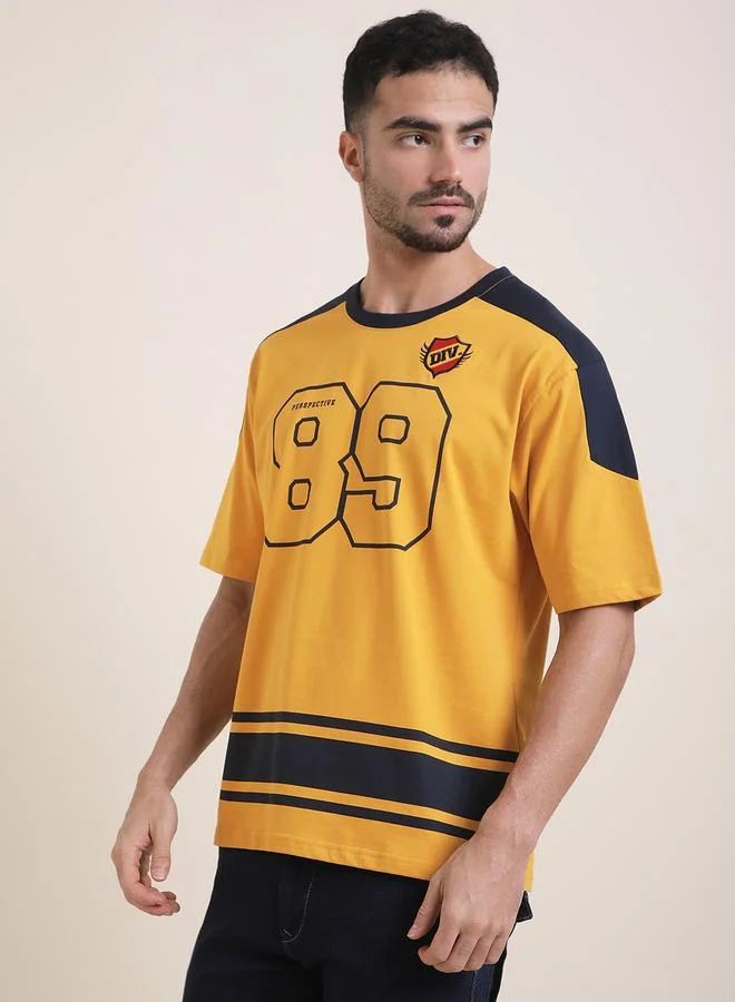 ديفيرينس أوف أوبينيون تيشيرت مطبع بأكمام قصيرة وقصة واسعة للرجال