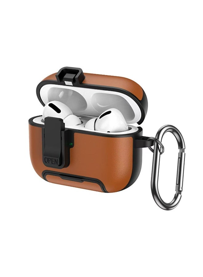 غطاء لسماعات AirPods Pro 3. يتميز هذا الغطاء الواقٍ المصنوع من الجلد الصناعي بتصميم قاعدة وقفل مقاوم للصدمات، ويدعم الشحن اللاسلكي، ويأتي مع مشبك معدني. لونه بني فاتح. - Image 1