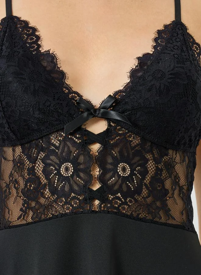 ستايلي قميص نوم دانتيل بحافة صدفية وتفاصيل أنشوطة