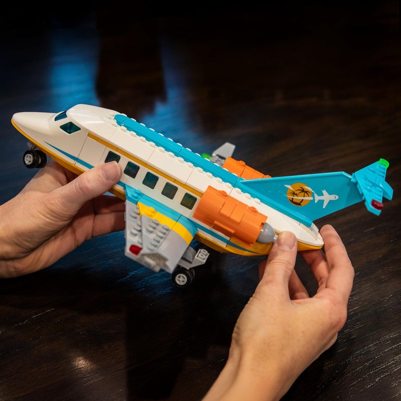 Brick Loot طائرة الركاب من Brick Loot Vacation Airlines - مجموعة كتل بناء متوافقة مع ليغو مع ملحقات الأمتعة، نموذج STEM إبداعي يمكن صنعه بنفسك للأطفال والبالغين، طائرة عرض ديناميكية هوائية قابلة للجمع - Image 4