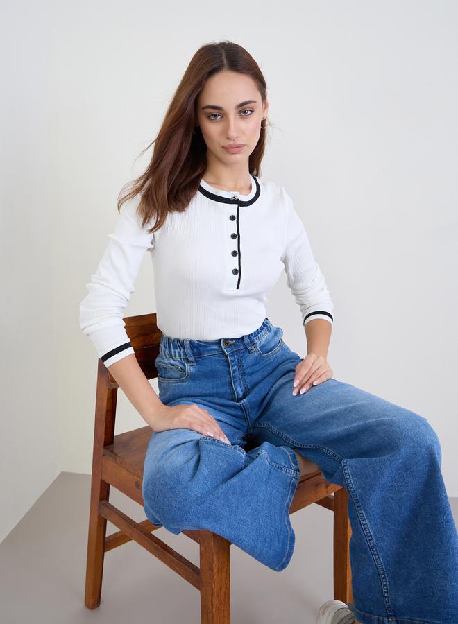 ستايلي بلوزة محبوك مضلع بلون أوف وايت مع حواف سوداء - Image 1