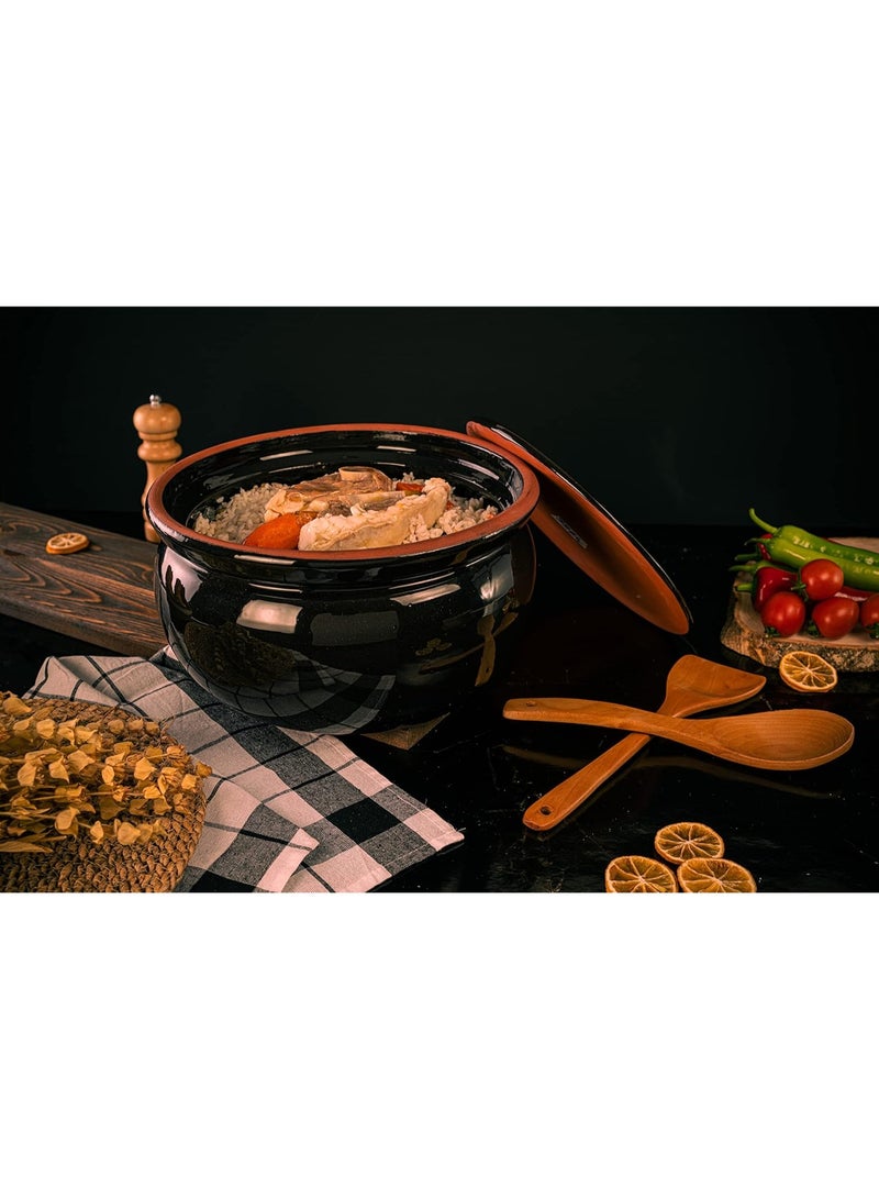 لوكسيول قدر طهي طيني من لوكس يول – صناعة يدوية تركية من طين طبيعي 100٪ – صديق للبيئة وآمن للفرن والميكروويف وغسالة الصحون – متوفر بألوان طبيعي، أزرق، بني، أسود، أخضر، تركواز – بأربعة مقاسات: طول 9 سم بقطر 20، طول 12 بقطر 24، طول 14 بقطر 27، طول 16 بقطر 31 سم – مثالي للطهي الصحي والمتوازن: حساء، يخنة، طاجن، أطباق جانبية ومقبلات – يحافظ على نكهة وحرارة الطعام – مقاوم للتشقق والصدمات – خالٍ من المواد الكيميائية و BPA – مادة طينية صحية، تدعم نمط الحياة المستدام – تصميم أنيق يناسب المطابخ العصرية أو التقليدية – هدية فاخرة لحفلات الزفاف أو دبيج المنزل أو لمحبي الطهي – ماركة لوكس يول مصنوعة بحرفية عالية وطابع تراثي تركي – قدر يتمتع بمتانة تدوم وجمال ألوان طبيعية - Image 4