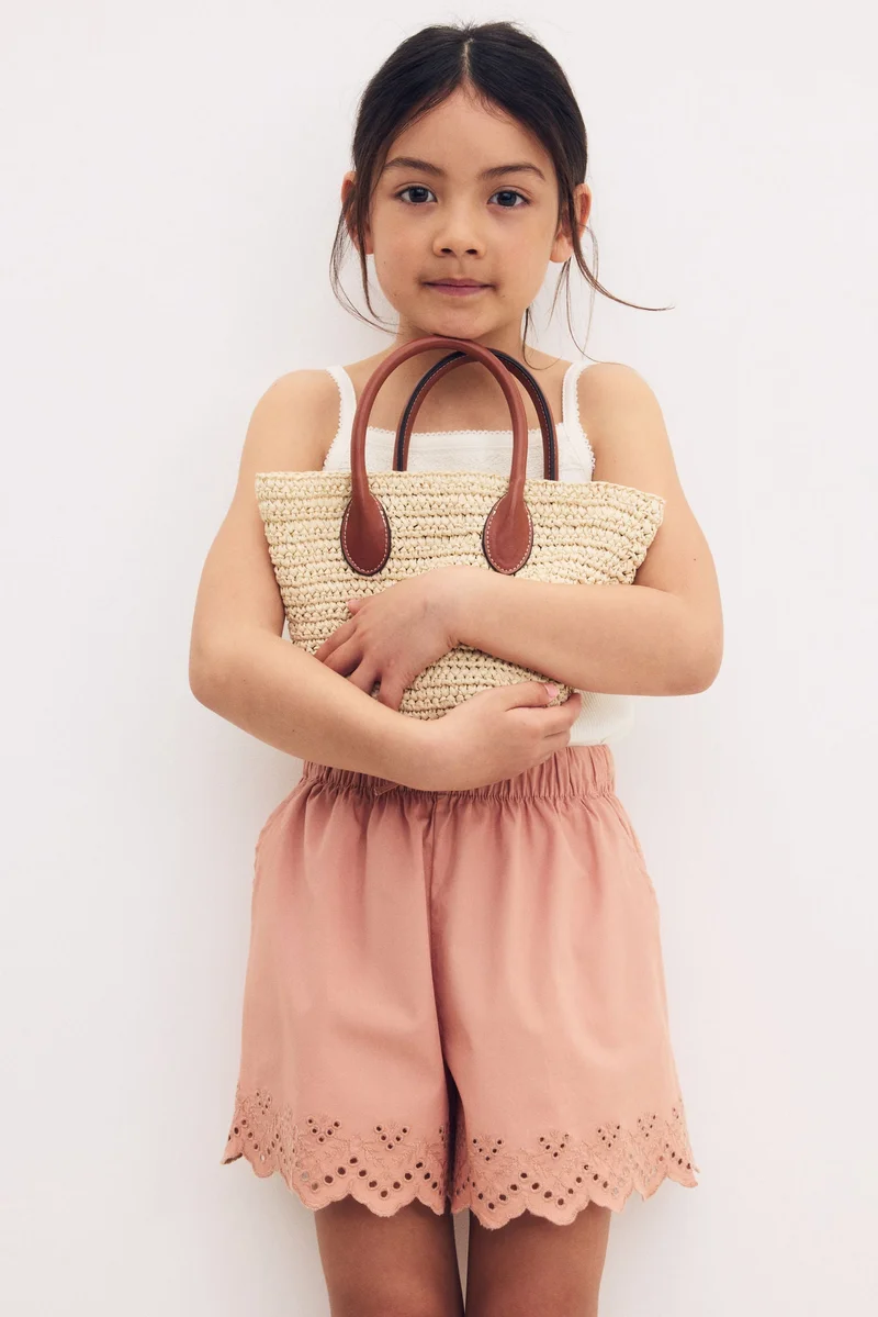 اتش اند ام شورت قطني مطرز بنمط إنجليزي