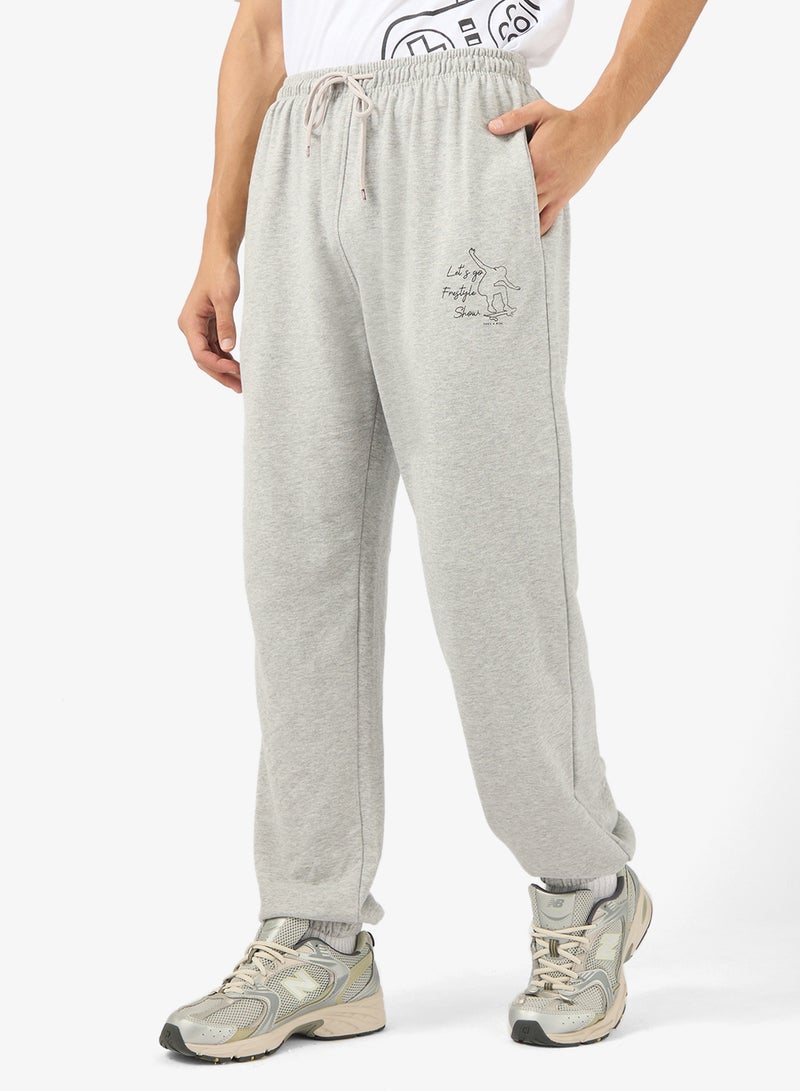 سفنتي فايف بيسيكس بنطلون رياضي بطبعة جرافيك وحزام مطاطي - Image 1