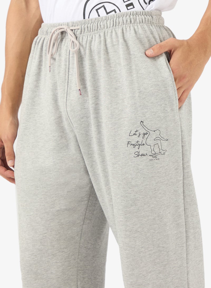 سفنتي فايف بيسيكس بنطلون رياضي بطبعة جرافيك وحزام مطاطي - Image 4