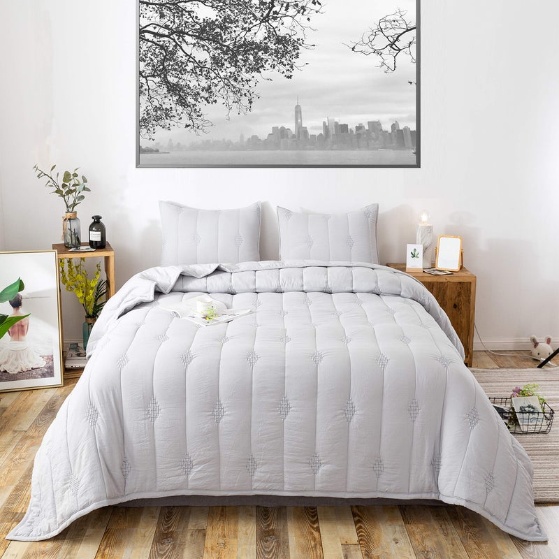 ANNAZ HOME King Quilt Set Lightweight Bedding Set Silver Grey Washed Soft Fabric Boho Embroidered Coverlet AllSeason Machine Washable 3Piece Set 1 Quilt 2 Shams Light Grey King Set