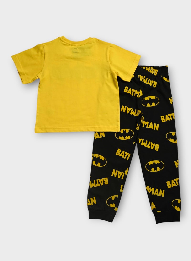 باتمان طقم بيجامة وتيشيرت بطبعة جرافيك باتمان، أصفر وأسود، 2 قطعة - Image 3