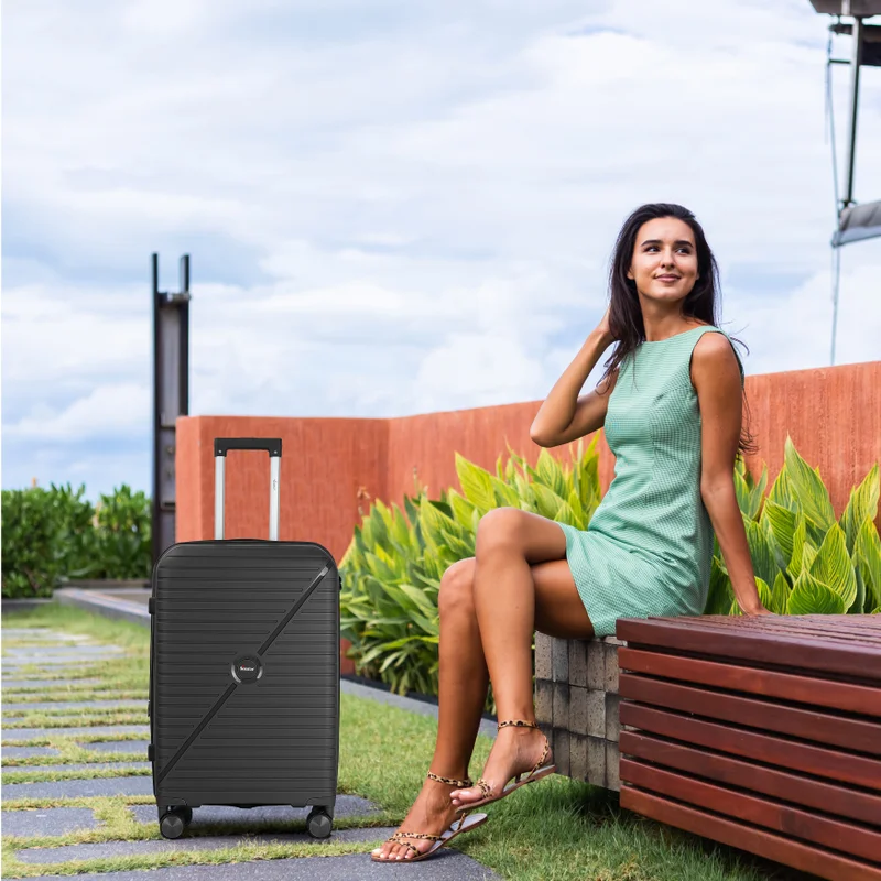 سيناتور حقيبة سفر بعجلات مزدوجة قابلة للتوسيع خفيفة الوزن من البولي بروبلين بتصميم عصري بسحاب آمن أسود