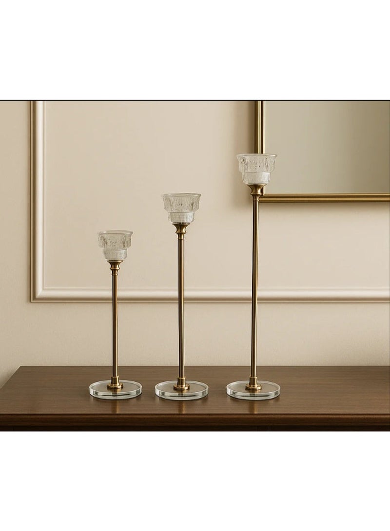 طقم شمعدانات معدنية ذهبية بثلاثة أحجام مع قواعد زجاجية – تصميم فاخر لديكور المنزل - Image 1