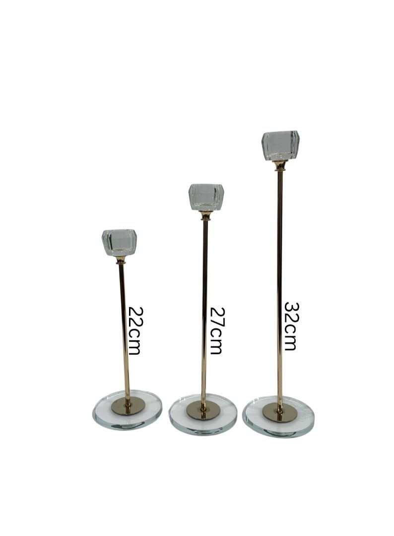 طقم شمعدانات معدنية ذهبية بثلاثة أحجام مع قواعد زجاجية – تصميم فاخر لديكور المنزل - Image 2