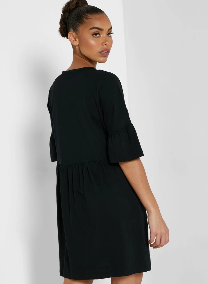 جينجر بيسيكس فستان بياقة دائرية