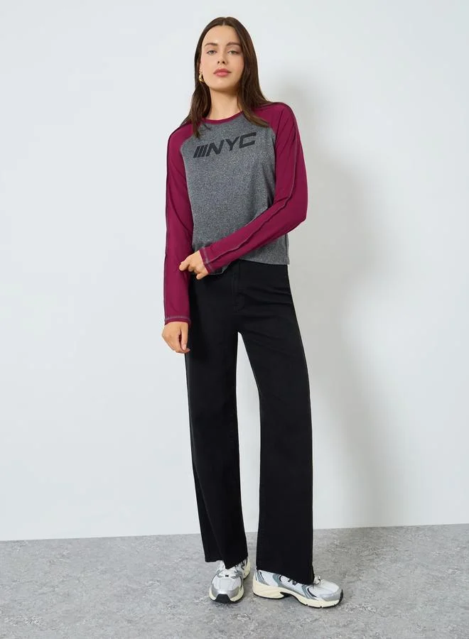 ستايلي تيشيرت بطبعة كتابة وأكمام ريجلان طويلة