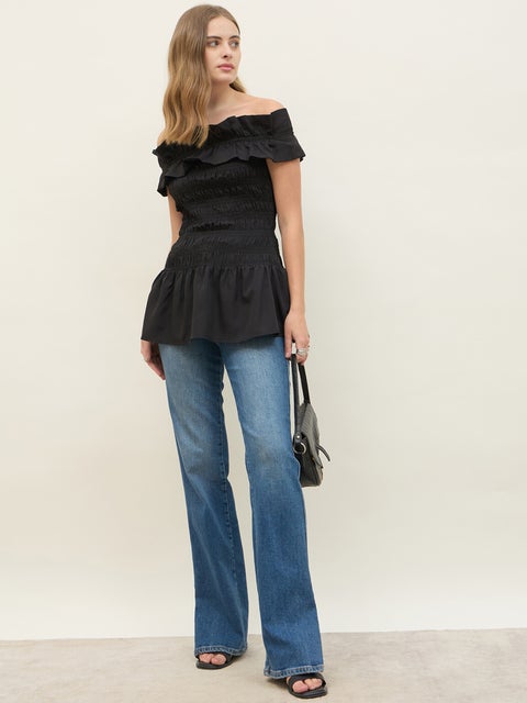 بلوزة ستايلي بأكتاف مكشوفة وتفاصيل مزمومة طويلة