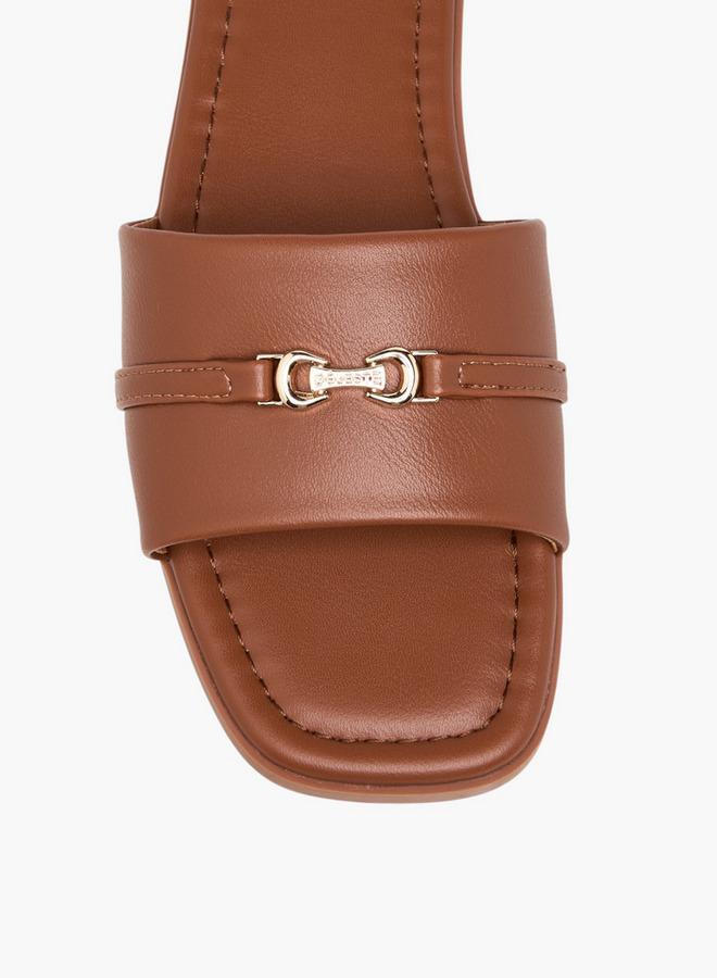 سيليست صنادل نسائية سهلة الارتداء بتفاصيل إبزيم - Image 4