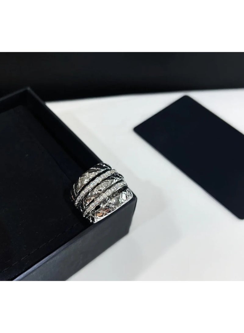The ring is fashionable with all copper gold-plated craftsmanship, shining and beautiful