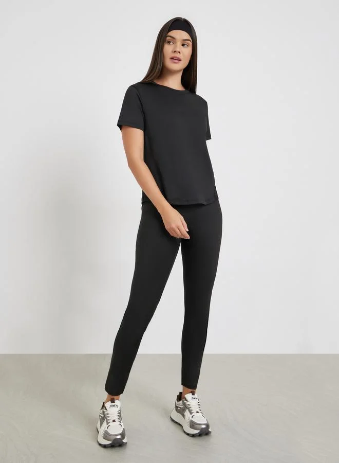 ستايلي اكتيف بلوزة بتفاصيل شبكية وقصة ليزر