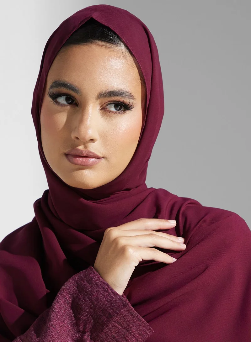 هيا كلوزيت عباية مطرزة وبأكمام واسعة