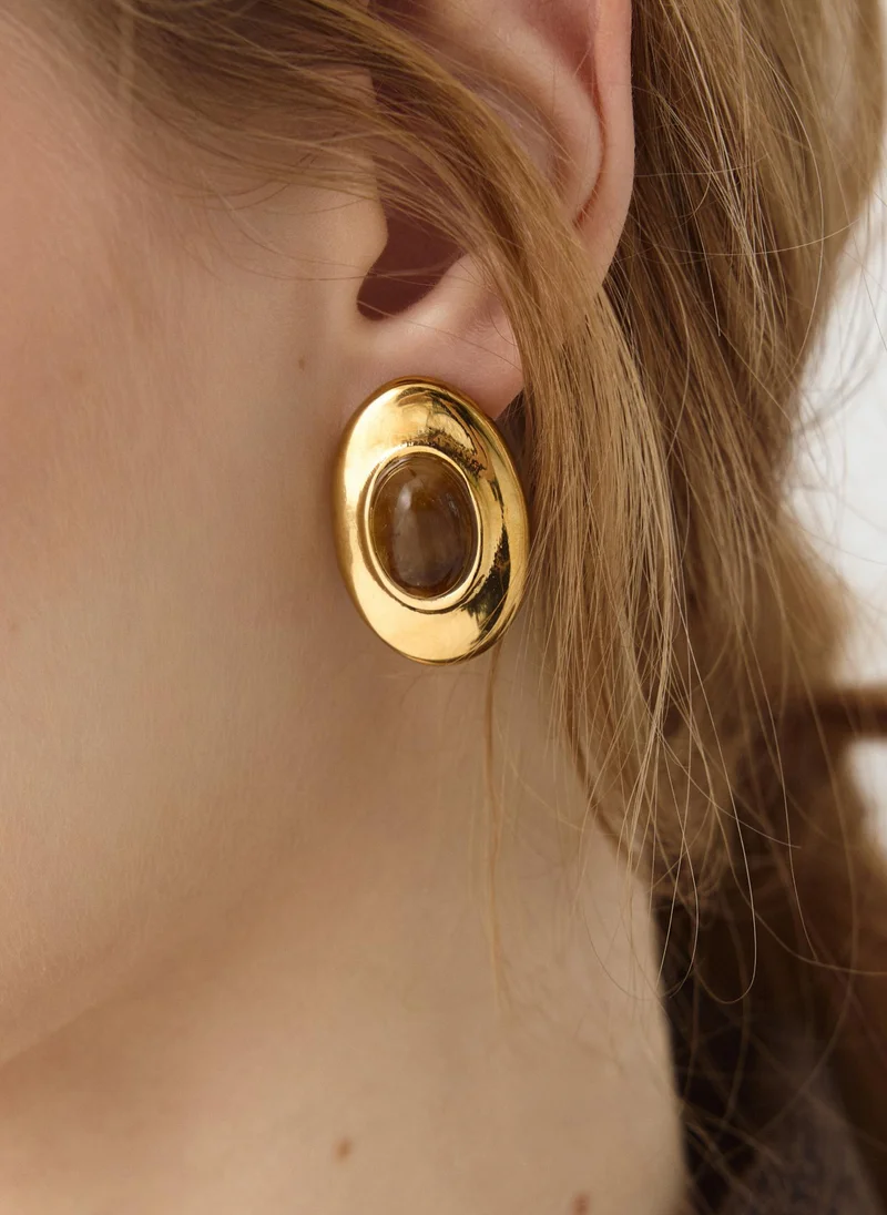 Oval stud earrings with contrasting stones in the centre