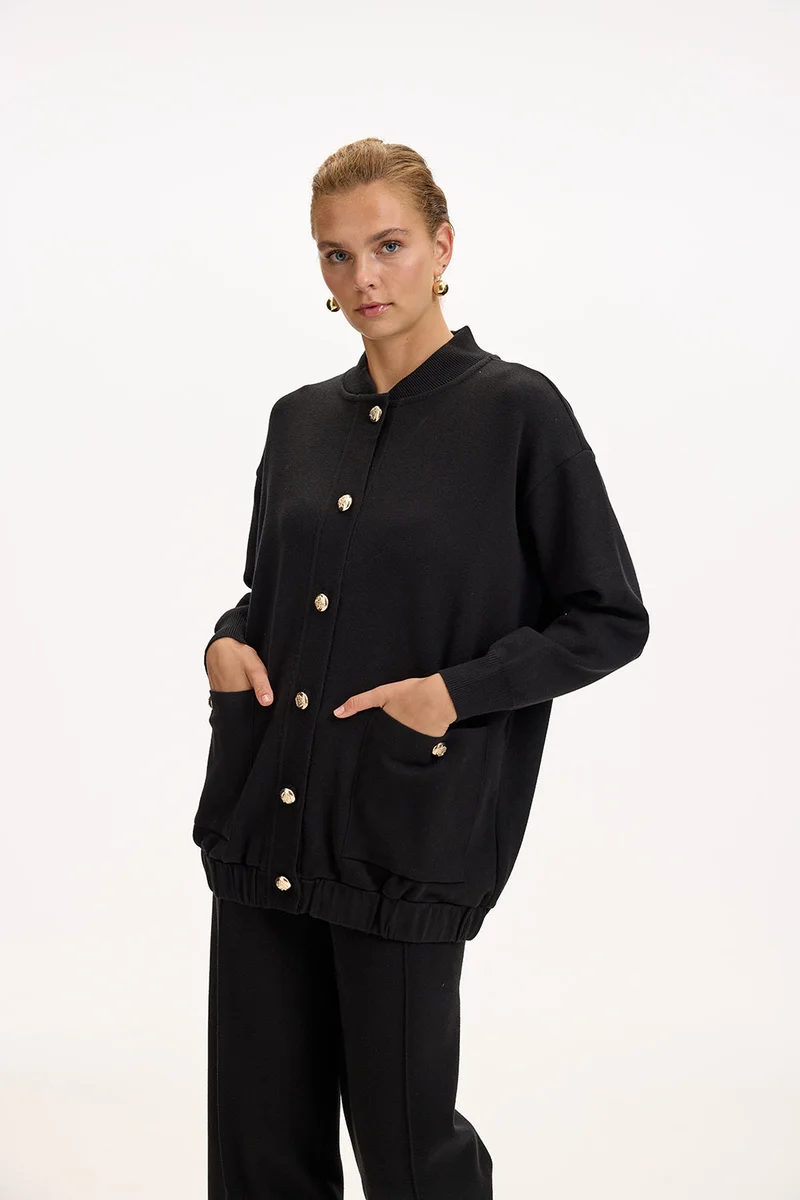 Exquise Oversize Black Knit Cardigan with Crew Neck, Pockets and Gold Buttons