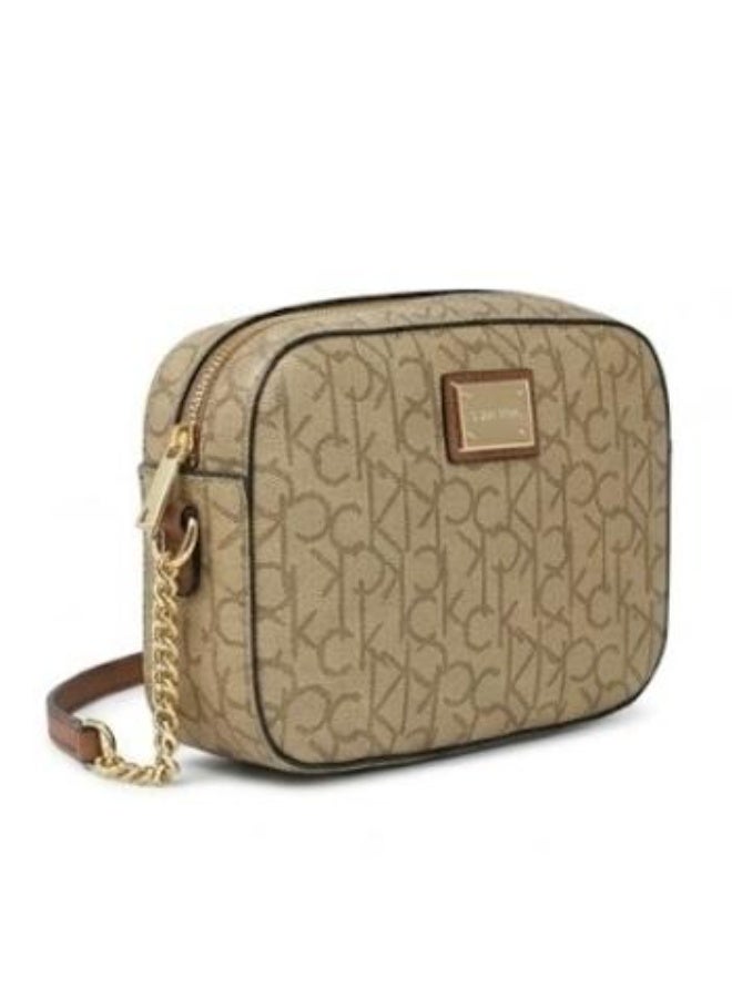 Calvin Klein Jeans Calvin Klein Must Camera Bag – Beige Monogram Small Crossbody Bag with Gold Chain Strap - Image 2