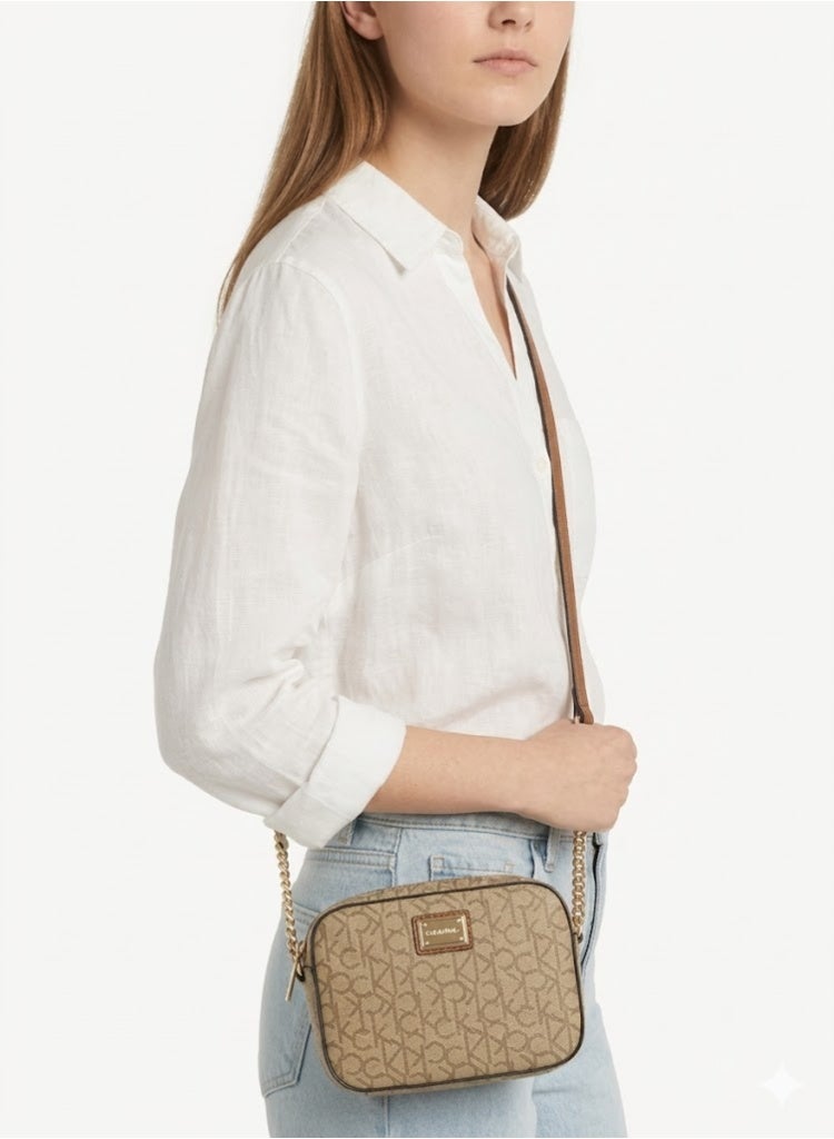 Calvin Klein Jeans Calvin Klein Must Camera Bag – Beige Monogram Small Crossbody Bag with Gold Chain Strap - Image 5