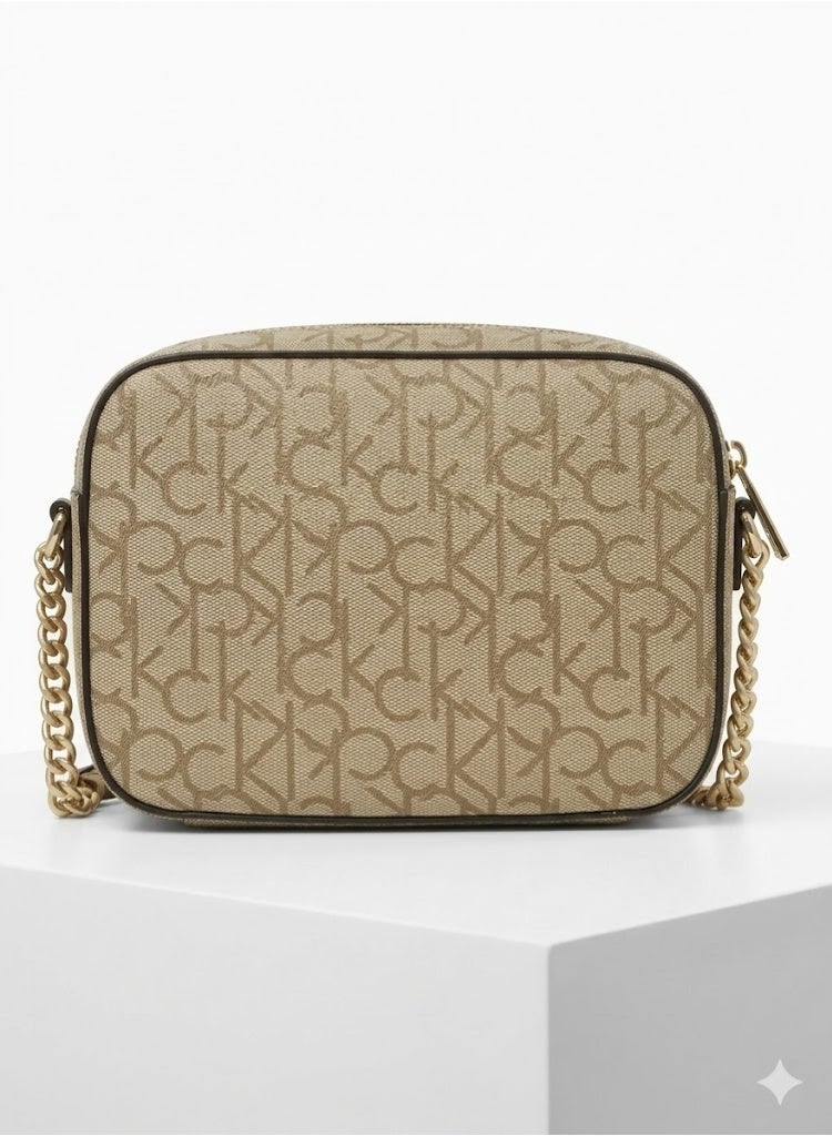 Calvin Klein Jeans Calvin Klein Must Camera Bag – Beige Monogram Small Crossbody Bag with Gold Chain Strap - Image 3