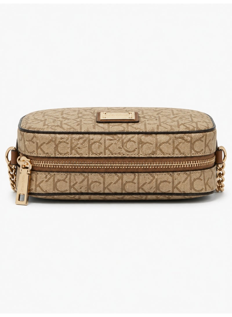 Calvin Klein Jeans Calvin Klein Must Camera Bag – Beige Monogram Small Crossbody Bag with Gold Chain Strap - Image 4