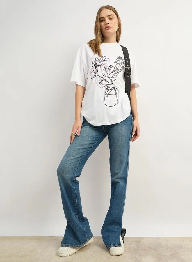 ستايلي تيشيرت بطباعة جرافيك بياقة دائرية وقصة واسعة