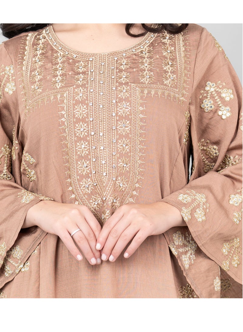 اكسا جلابية مطرزة مشعة لون بني - Image 2