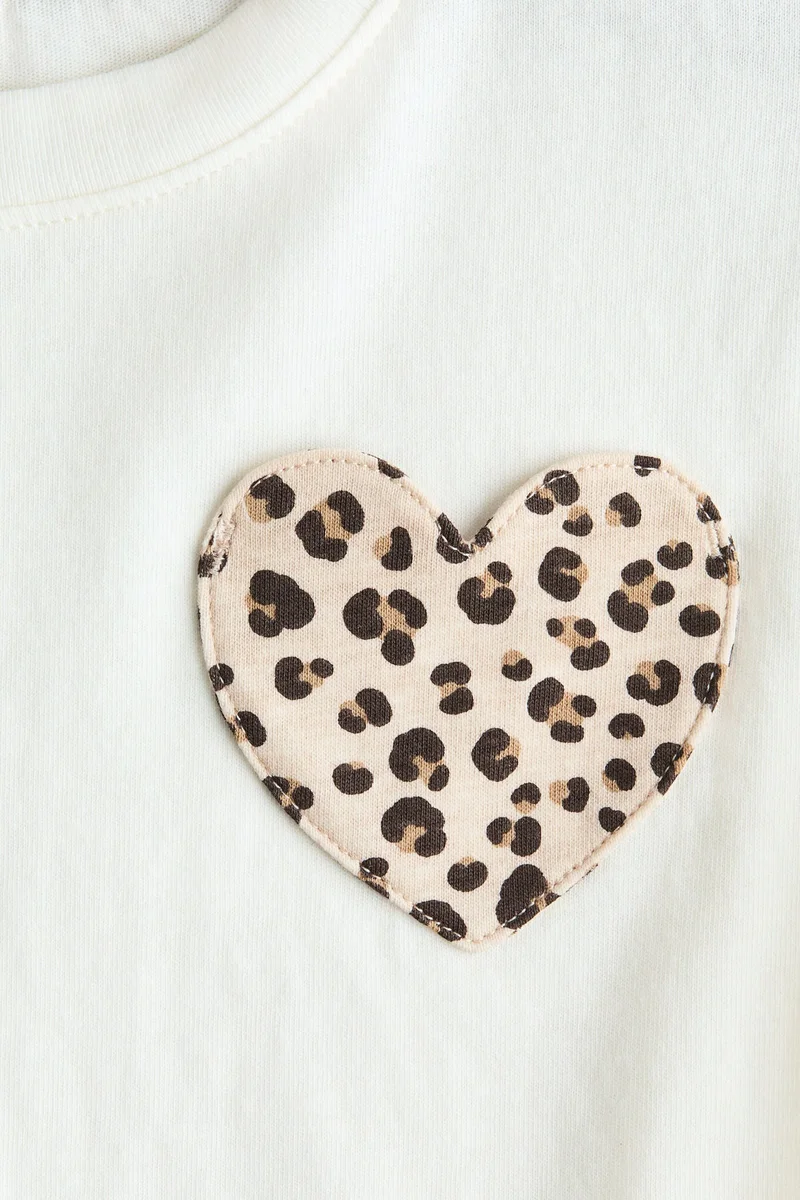 اتش اند ام تي-شيرت بتفاصيل زخرفة