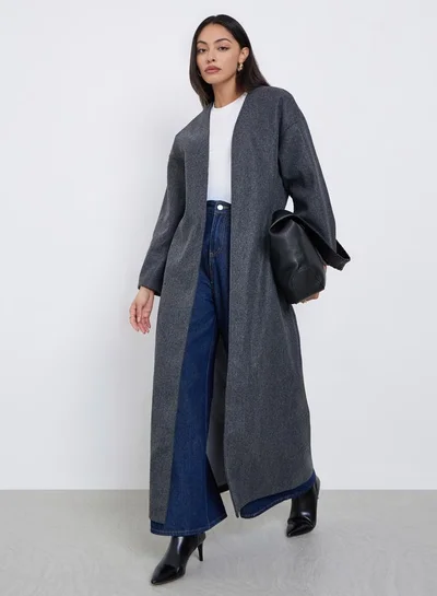 أميرة عباية مفتوحة من الأمام بملمس يشبه الصوف