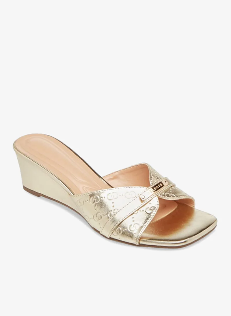 سيليست صنادل نسائية سهلة الارتداء بكعب ويدج ونقش المونوغرام