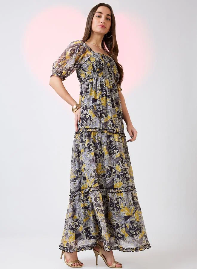 جلو باص فستان طويل بطبقات وياقة مربعة وأكمام منفوخة