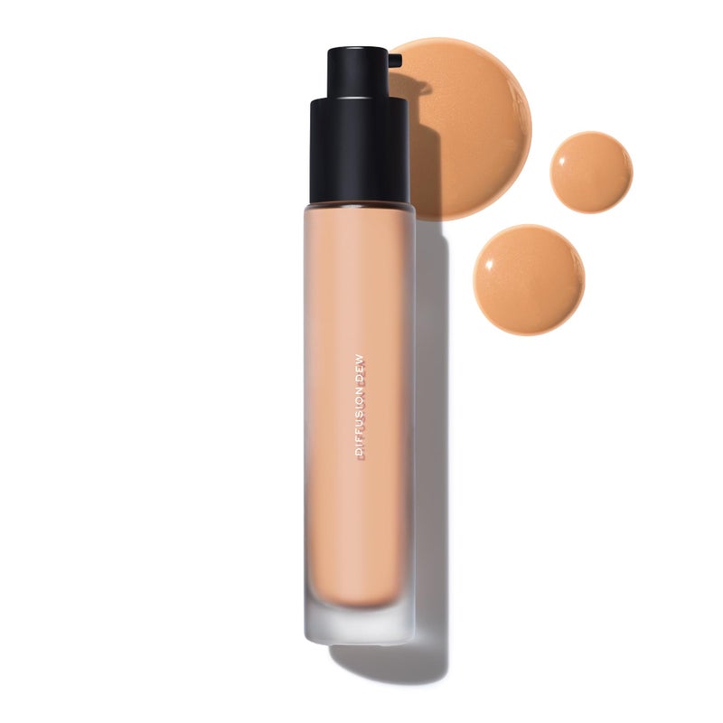 Make تلوين البشرة من MAKE Beauty Diffusion Dew. تغطية خفيفة إلى متوسطة مع لمسة إشراقة. يخفف، ينعم، ويضيء للبشرة المتألقة. معزز بالنياسيناميد والأدينوزين. تان 06 - Image 1