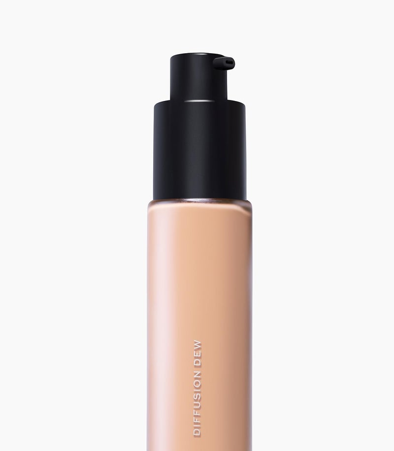 Make تلوين البشرة من MAKE Beauty Diffusion Dew. تغطية خفيفة إلى متوسطة مع لمسة إشراقة. يخفف، ينعم، ويضيء للبشرة المتألقة. معزز بالنياسيناميد والأدينوزين. تان 06 - Image 2