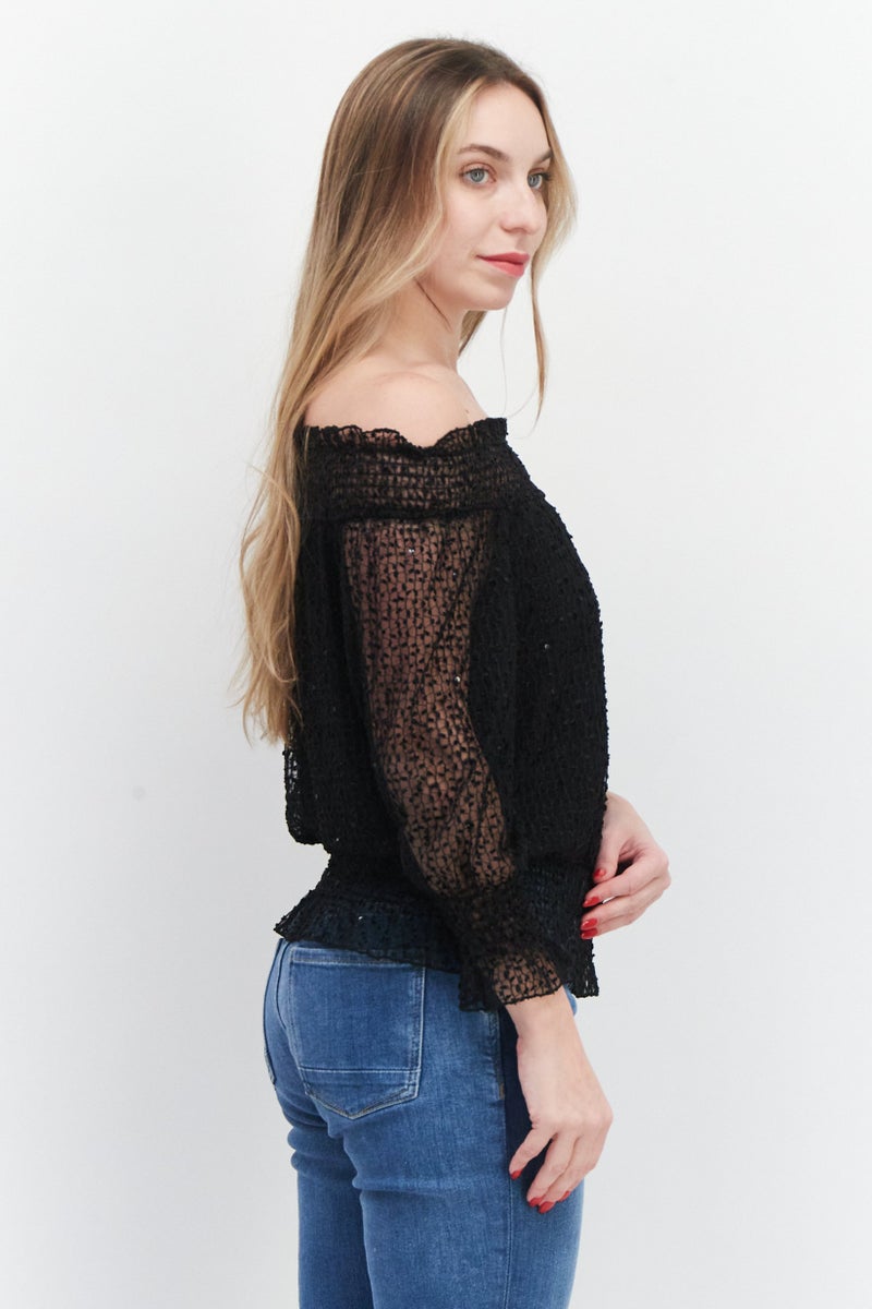 VERO MODA بلوزة نسائية بأكتاف مكشوفة وأكمام طويلة بتصميم منقوش، سوداء - Image 4