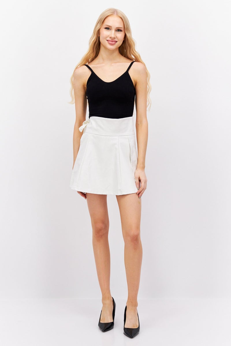 In the style تنورة جلدية قصيرة بسيطة للنساء، بيضاء - Image 3