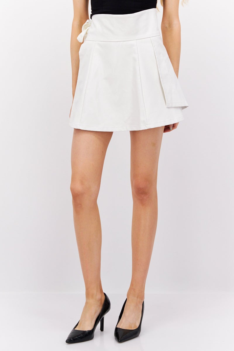 In the style تنورة جلدية قصيرة بسيطة للنساء، بيضاء - Image 1