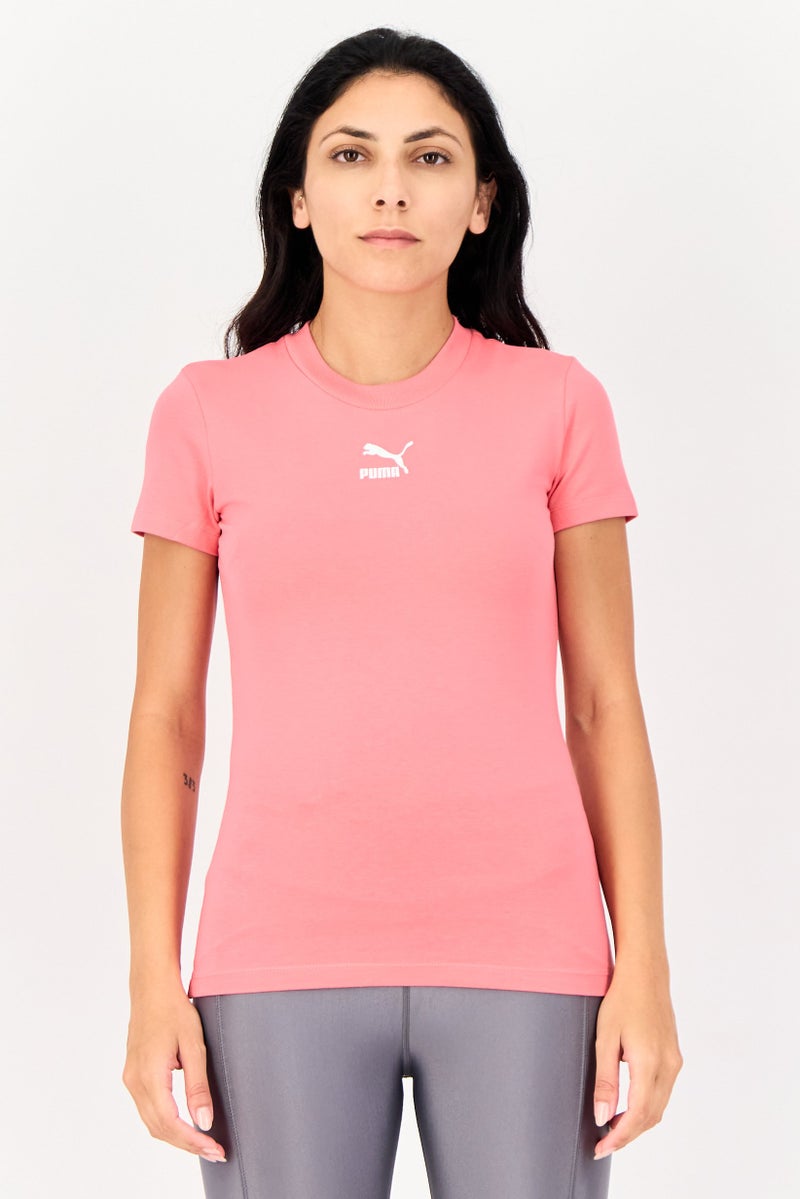 PUMA تي شيرت خارجي للنساء بقصة ضيقة بشعار العلامة التجارية، وردي - Image 1