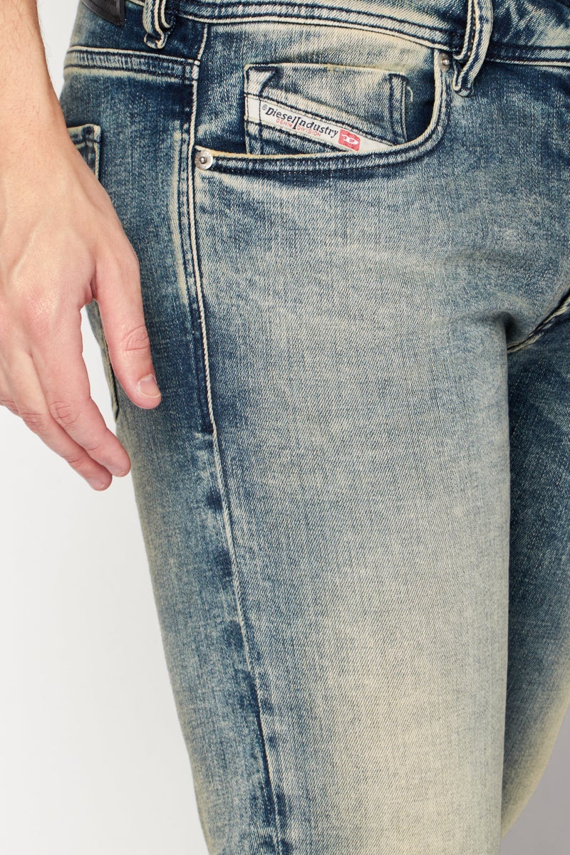 DIESEL جينز رجالي بقصة عادية، قابل للتمدد، غسلة زرقاء داكنة - Image 2