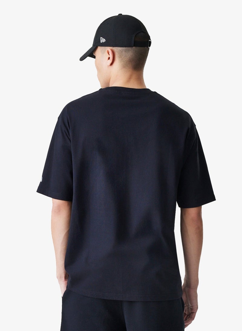 نيو ايرا تيشيرت أساسي بشعار كبير - Image 2