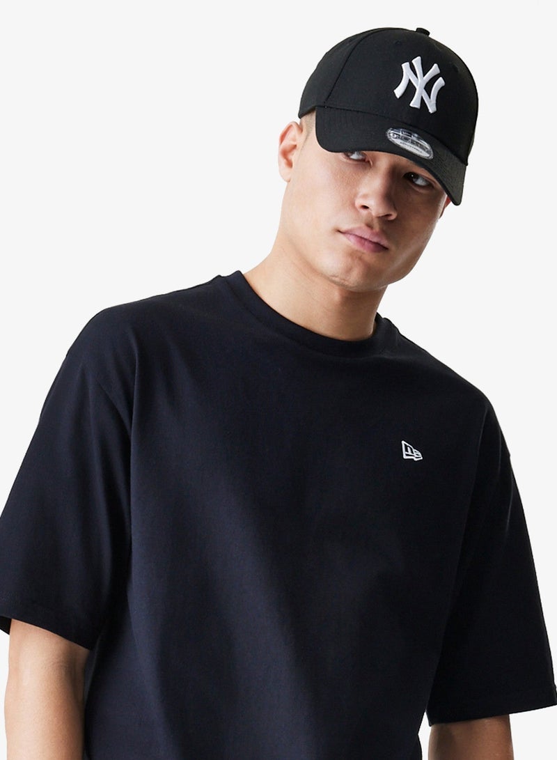 نيو ايرا تيشيرت أساسي بشعار كبير - Image 3