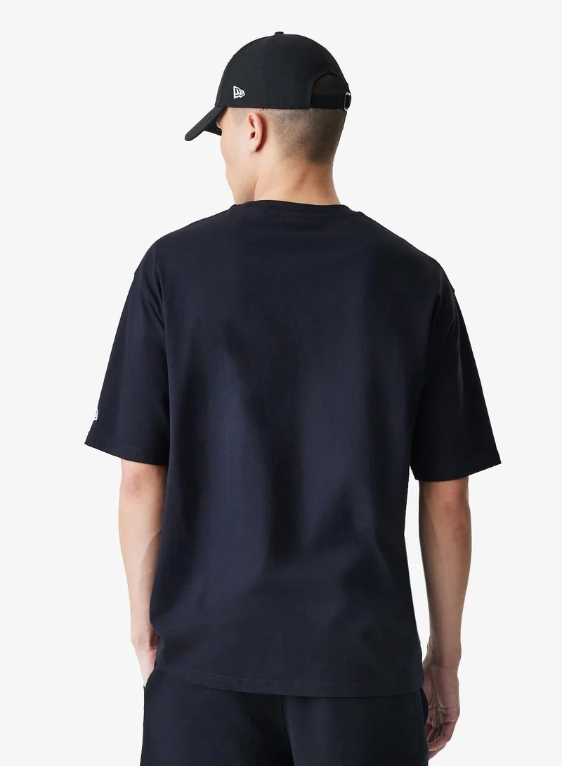 نيو ايرا تيشيرت أساسي بشعار كبير