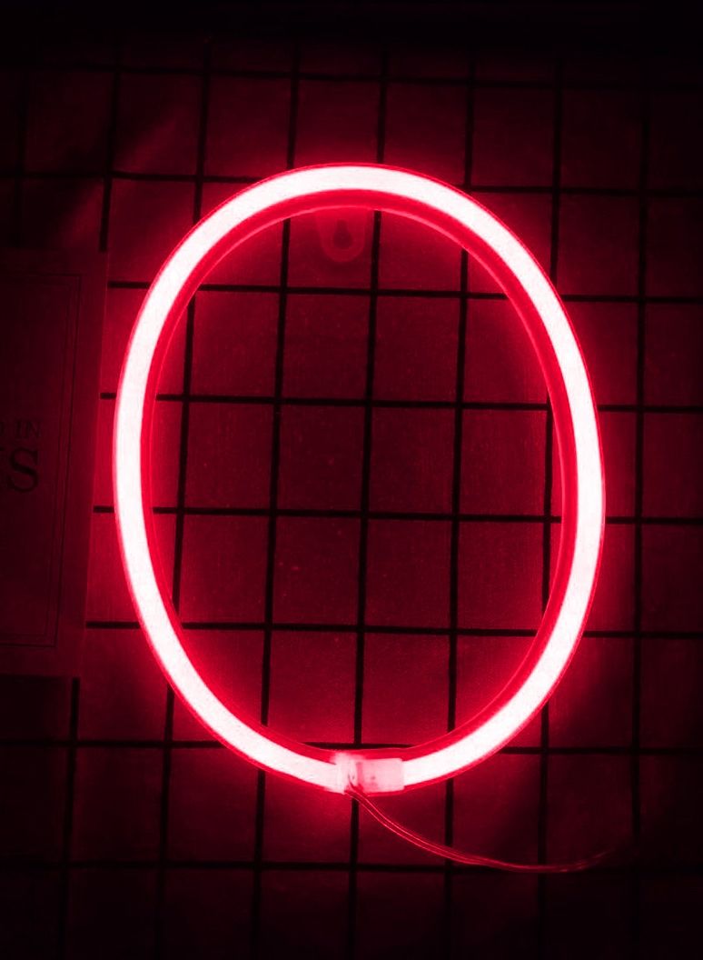 سلة حرف بإضاءة النيون باللون الأحمر الدافىء – O - Image 1