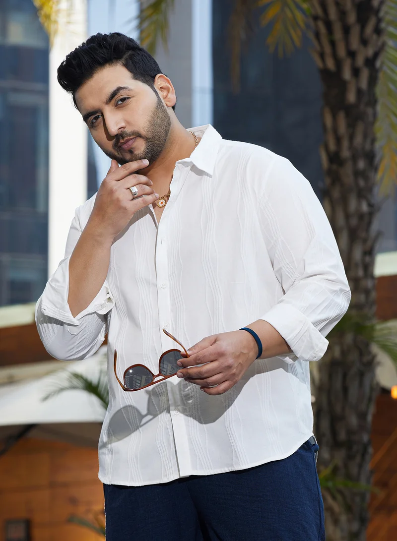 انستافاب بلس قميص رجالي أبيض بنقوش دوامية ملمسية مقاس بلس للملابس الكاجوال بياقة ممتدة وأكمام طويلة بأزرار