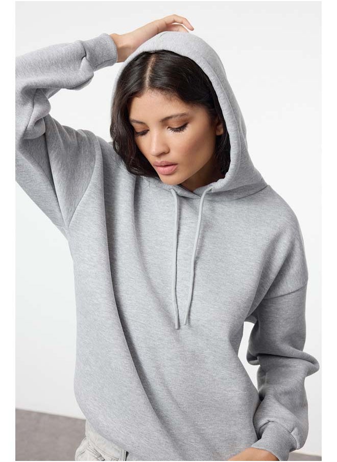 trendyol Gray Melange Thick Inside Fleece Back Printed Oversize/Wide Fit Knitted Sweatshirt TWOAW23SW00904  - Image 4